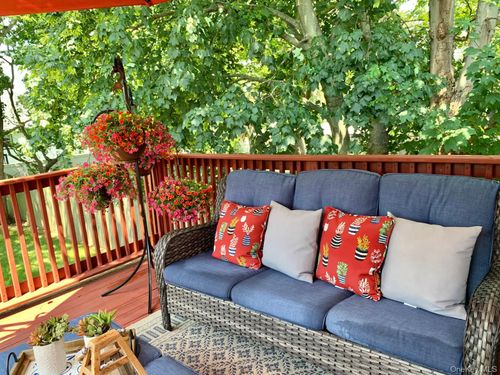 528 14th St, West Babylon, NY, 11704-3127 | Card Image