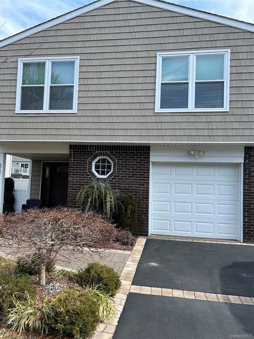 472 S 9th St, Lindenhurst, NY, 11757-4556 | Card Image