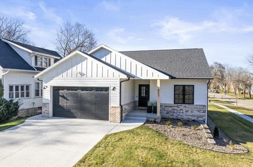 827 Cedar St, Wisconsin Dells, WI, 53965-1410 | Card Image