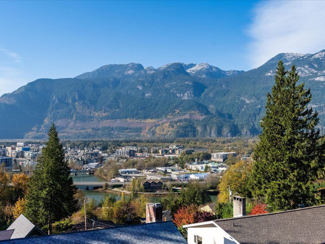 38255 Vista Crescent, House other with 4 bedrooms, 2 bathrooms and 6 parking in Squamish BC | Image 10