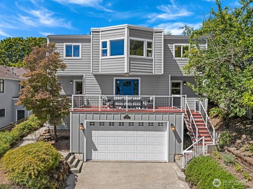209 32nd Ave, Seattle, WA, 98122-6327 | Card Image