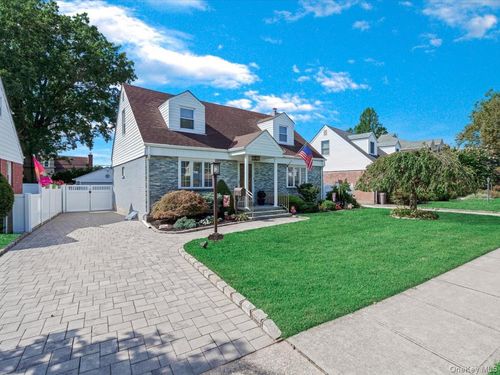 42 Tottenham Pl, New Hyde Park, NY, 11040-3517 | Card Image