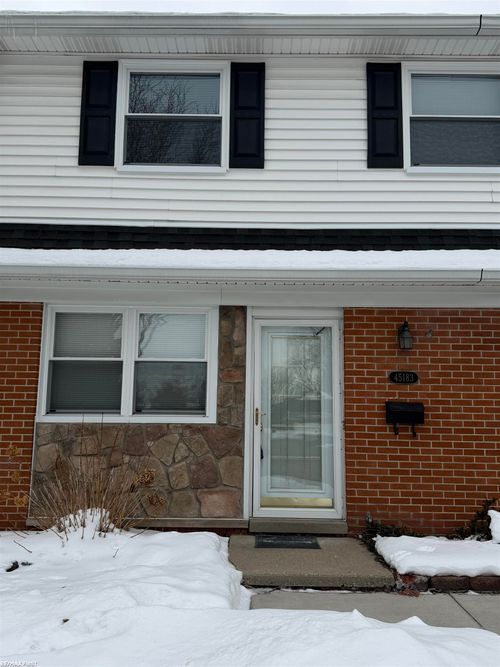 45183 Kensington St, Utica, MI, 48317-5915 | Card Image