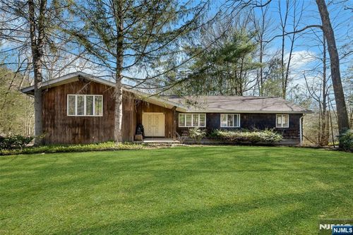 24 Deerhaven Ln, Newfoundland, NJ, 07435-1302 | Card Image