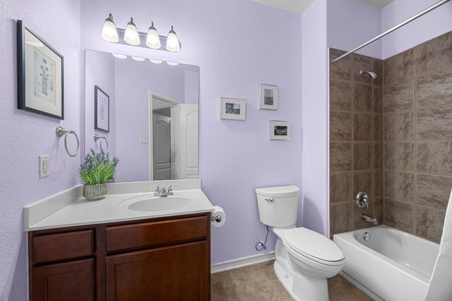 Guest bathroom. | Image 11