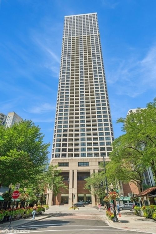 42a-1030 State St, Chicago, IL, 60610-2837 | Card Image