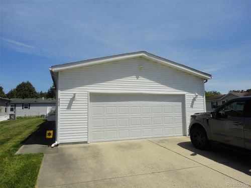 484 Lochgair St, Temperance, MI, 48182-1097 | Card Image