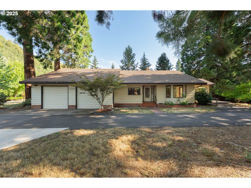1525 Kendall St, Roseburg, OR, 97471-5323 | Card Image