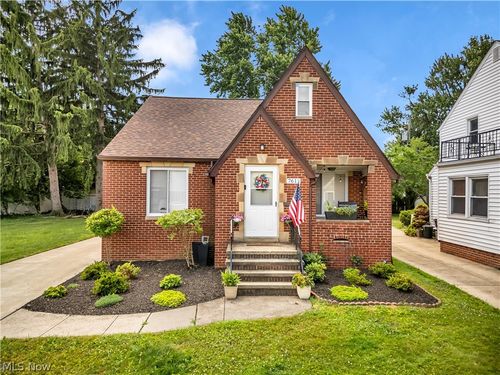 7611 Wainstead Dr, Parma, OH, 44129-4832 | Card Image