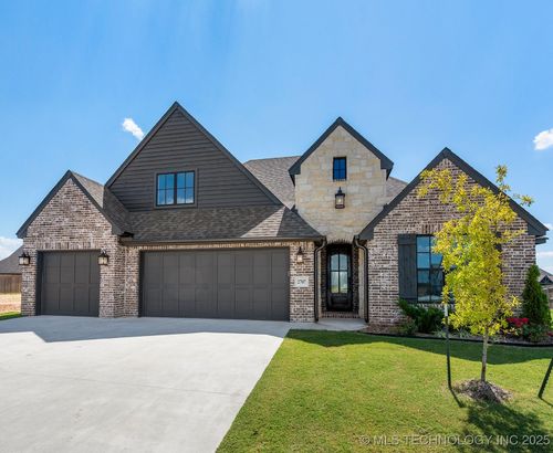 2707 E Quaker St, Broken Arrow, OK, 74014-3482 | Card Image