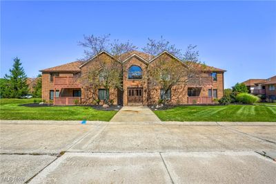 105 - 8607 Scenicview Drive, Condo with 2 bedrooms, 2 bathrooms and null parking in Broadview Heights OH | Image 1