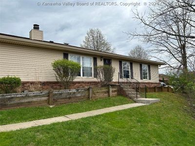 402 Bowhunter Road, Condo with 3 bedrooms, 2 bathrooms and null parking in Charleston WV | Image 1