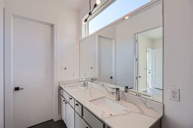 Primary ensuite bath. | Image 31