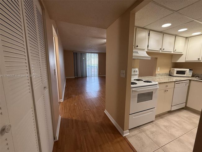 APT-1B - 470 Executive Center Dr, Condo with 1 bedrooms, 1 bathrooms and null parking in West Palm Beach FL | Image 8