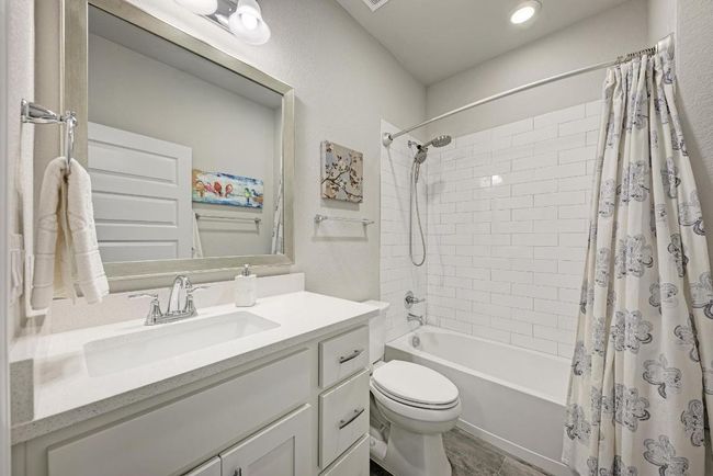Full bathroom with vanity and shower / bath combo | Image 10