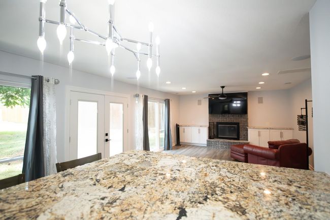 Breakfast bar to family room | Image 16