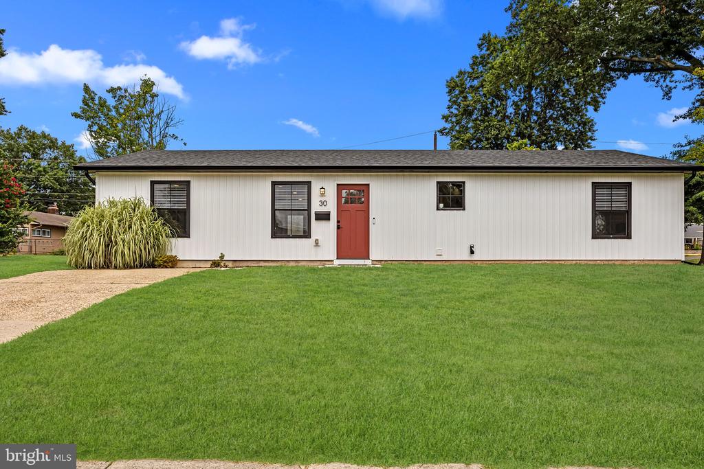 Tanglewood Ln, Levittown, PA 19054