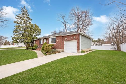 35 W Chestnut St, Farmingdale, NY, 11735-3116 | Card Image