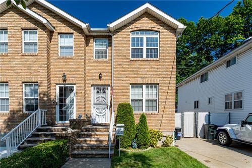 132 Railroad Ave, Staten Island, NY, 10305-4735 | Card Image