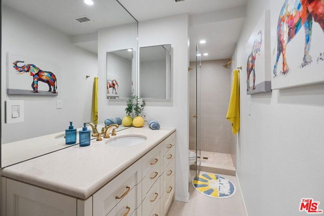APT-201 - 5205 Ocean Front Walk, Condo with 2 bedrooms, 3 bathrooms and 2 parking in Marina del Rey CA | Image 38