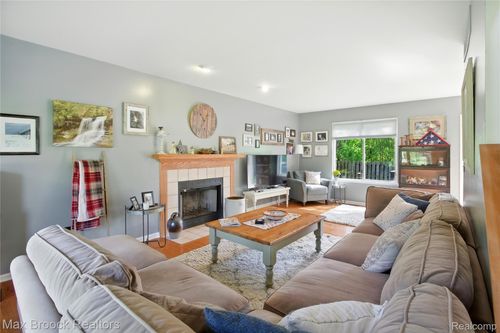 7950 Sandmar Ln, Springfld Twp, MI, 48350-2405 | Card Image