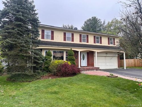 47 Carriage Rd, Roslyn, NY, 11576-3122 | Card Image