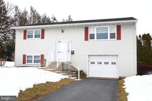 213 N Locust St, LITITZ, PA, 17543-1221 | Card Image