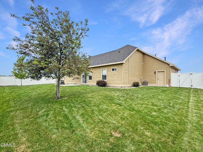 512 70 Th St E, House other with 3 bedrooms, 2 bathrooms and null parking in Williston ND | Image 24