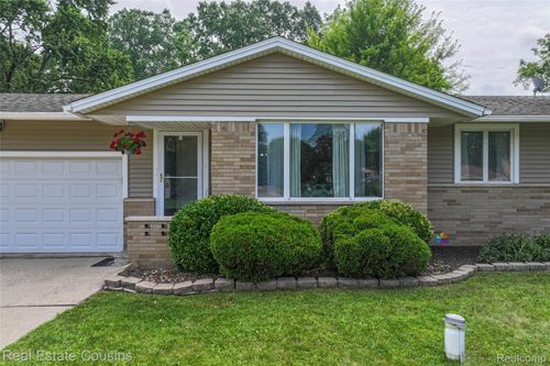 8419 Belle Bluff Dr, Grand Blanc, MI, 48439-8879 | Card Image