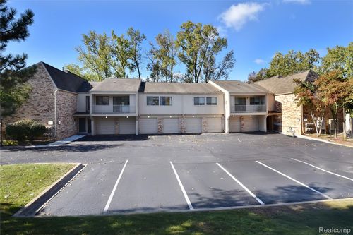 apt-300-3925 Lone Pine Rd, West Bloomfield, MI, 48323-2945 | Card Image