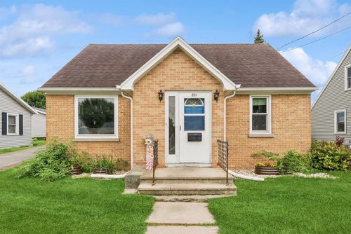 221 E Brooklyn Street, Chilton, WI, 53014 | Card Image
