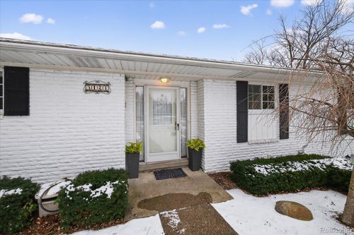 5124 Driftwood Dr, Commerce Township, MI, 48382-1320 | Card Image