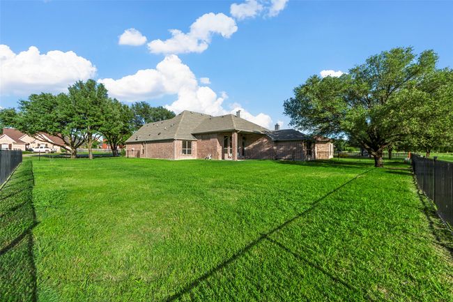 Check out the size of this yard - a large pool would fit nicely including lots of space for decking! | Image 33