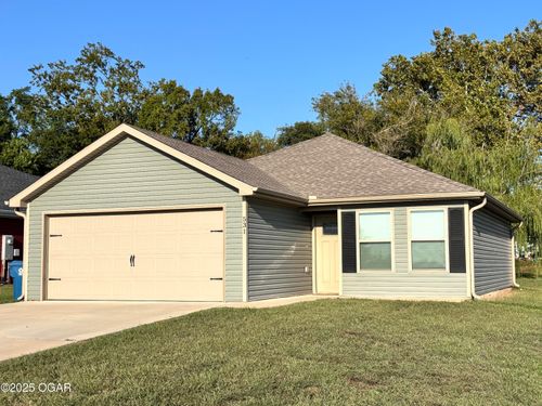 531 S Walnut St, Carterville, MO, 64835-1742 | Card Image