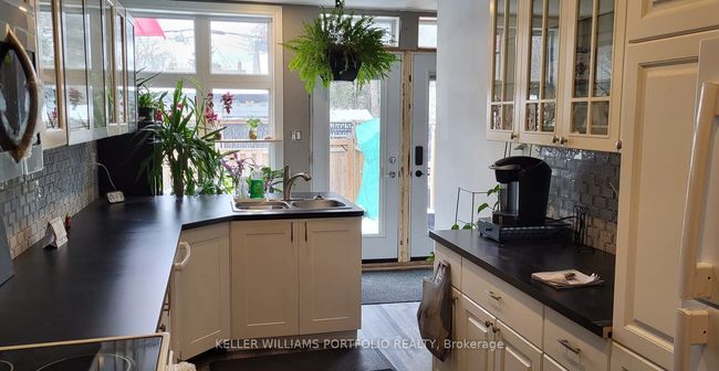 MAIN - 17 Kelvin Ave, House attached with 1 bedrooms, 1 bathrooms and null parking in Toronto ON | Image 4