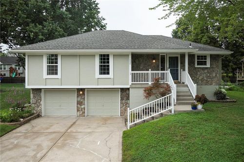 1004 Ne Cedar St, Lees Summit, MO, 64086-5496 | Card Image