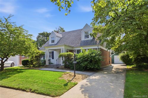 102 Stephan Marc Ln, New Hyde Park, NY, 11040-1811 | Card Image