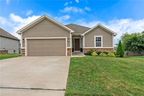 911 W 8th Ave, Kearney, MO, 64060-7662 | Card Image