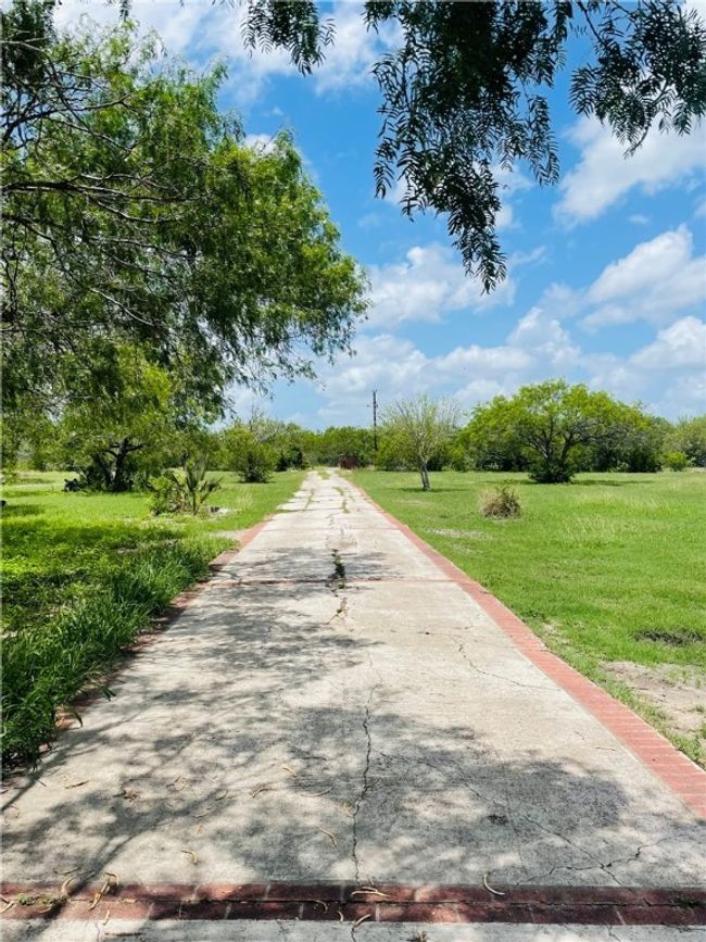 5742 Hidden Valley Loop, House other with 3 bedrooms, 2 bathrooms and null parking in Sandia TX | Image 5
