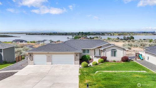 426 Viewmont Dr Se, Moses Lake, WA, 98837-8203 | Card Image