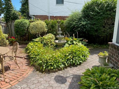84 Surrey Ln, Hempstead, NY, 11550-3532 | Card Image