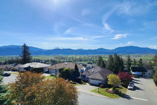 35790 Canterbury Avenue, House other with 4 bedrooms, 3 bathrooms and 5 parking in Abbotsford BC | Image 2