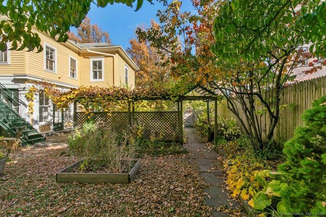 Lovely backyard gardens | Image 32