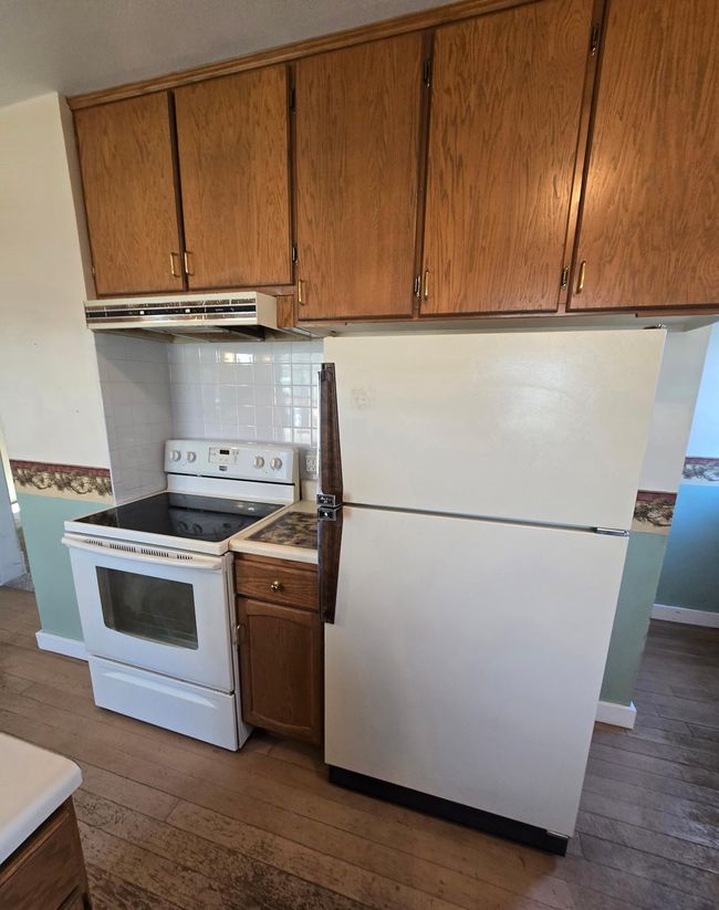 Electric stove & refrigerator included | Image 4