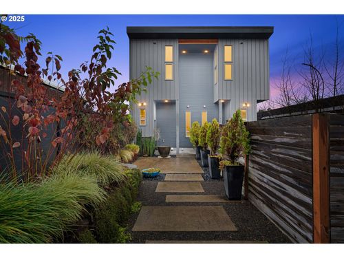 1460 Willamette St, Eugene, OR, 97401-4049 | Card Image