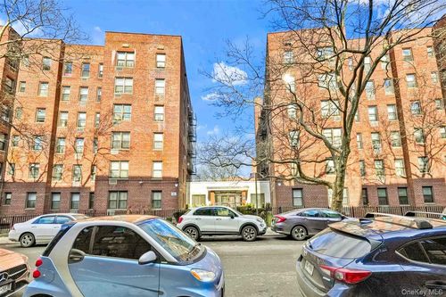 apt-516-141-05 Pershing Cres, Jamaica, NY, 11435-1907 | Card Image