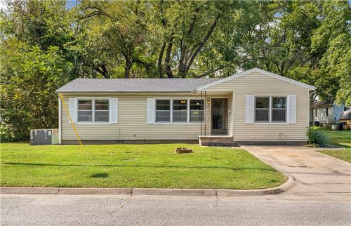 635 N Perkins St, Nevada, MO, 64772-1942 | Card Image