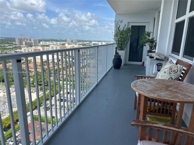 2204E - 2851 Ne 183rd St, Condo with 2 bedrooms, 2 bathrooms and null parking in Aventura FL | Image 2