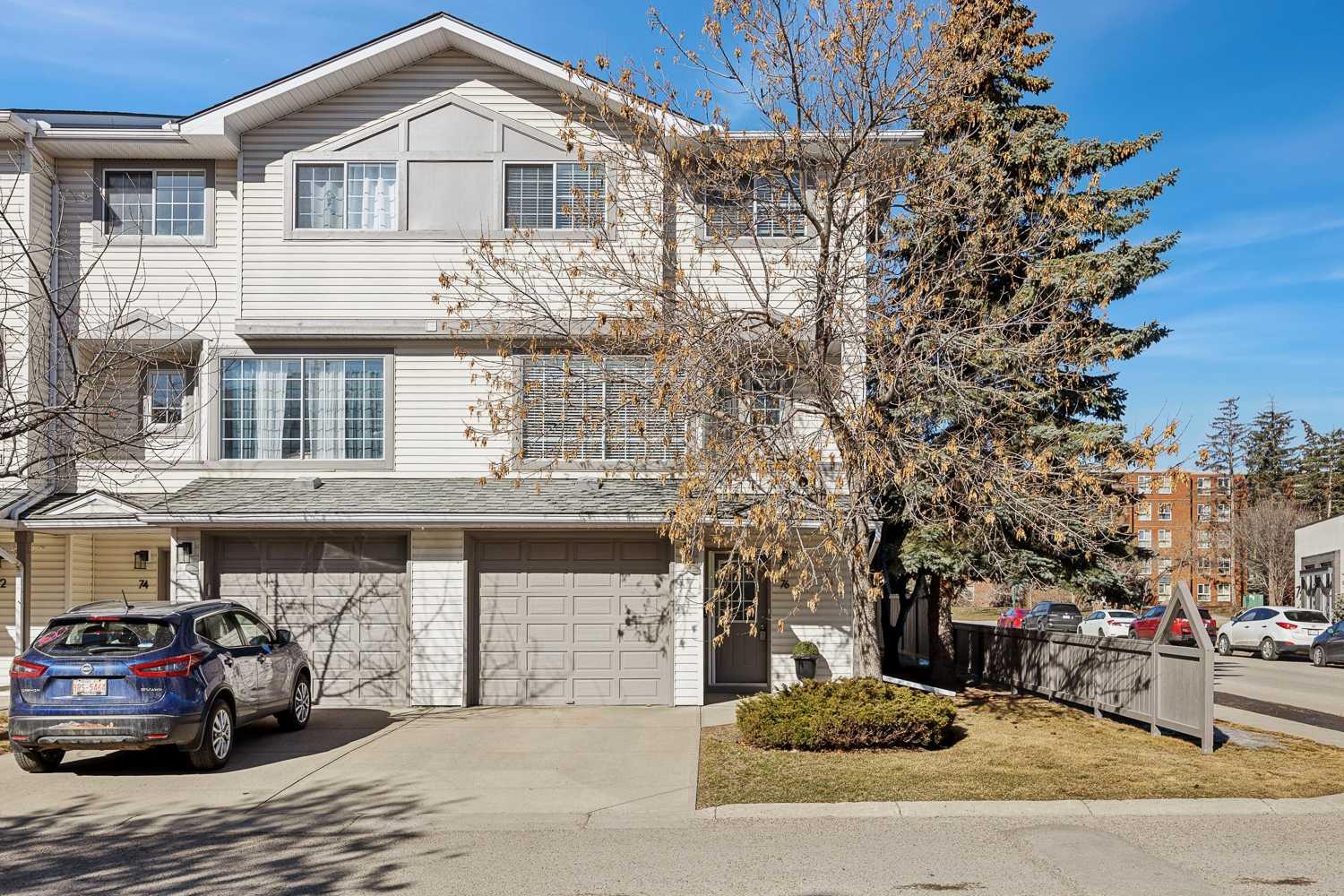 76 Kingsland Villas Sw, Home with 3 bedrooms, 2 bathrooms and 2 parking in Calgary AB | Image 3