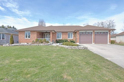 365 Station St, Parkhill, ON, N0M2K0 | Card Image